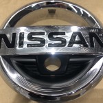 Эмблема передняя под камеру Nissan Rogue X-TRAIL Нисан Рог 2014 - 2017 г. 628904BA0A