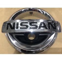 Эмблема передняя под камеру Nissan Rogue X-TRAIL Нисан Рог 2014 - 2017 г. 628904BA0A