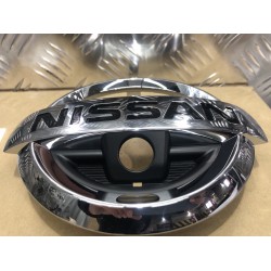 Эмблема передняя под камеру Nissan Rogue X-TRAIL Нисан Рог 2014 - 2017 г. 628904BA0A